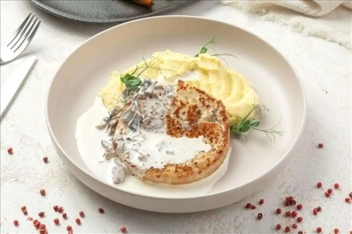 Куриная котлета с грибным соусом