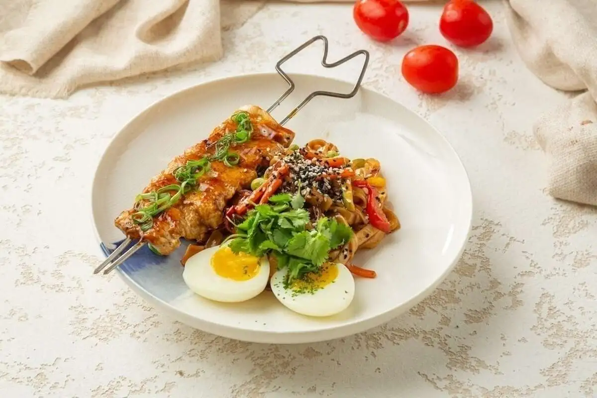 Паста по-азиатски с курицей и овощами