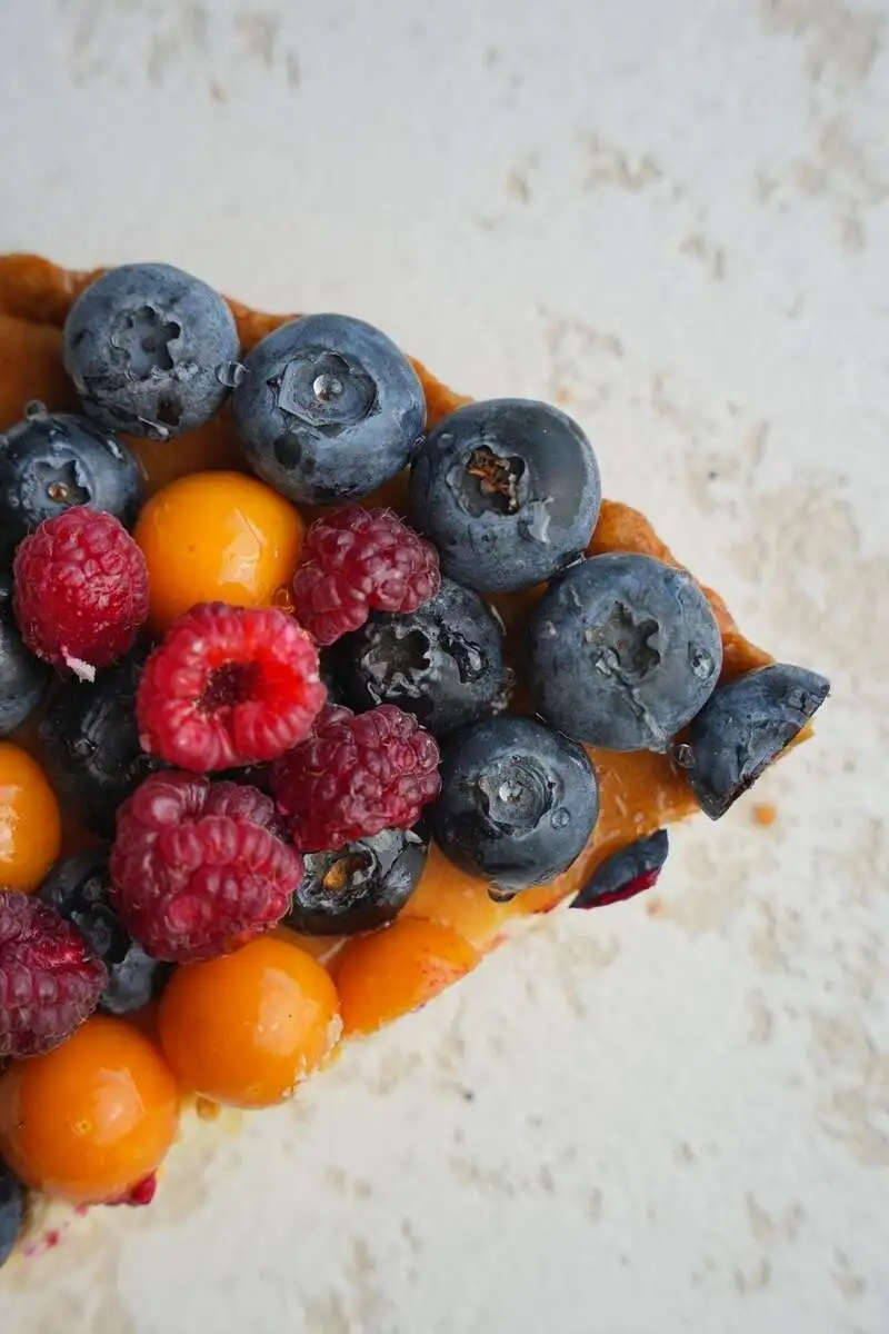 Пирог творожный с ягодами