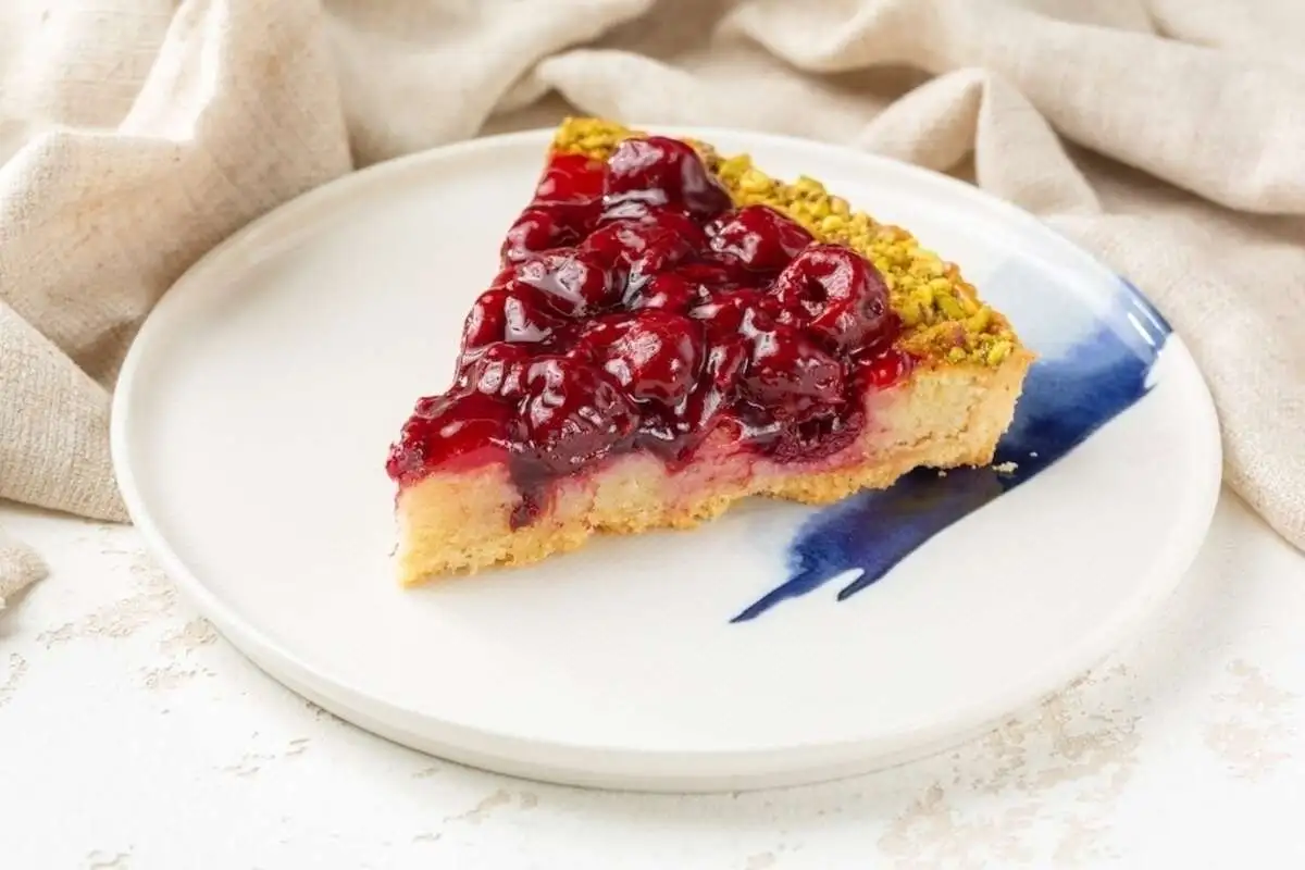 Пирог Тирольский вишня, миндальный крем