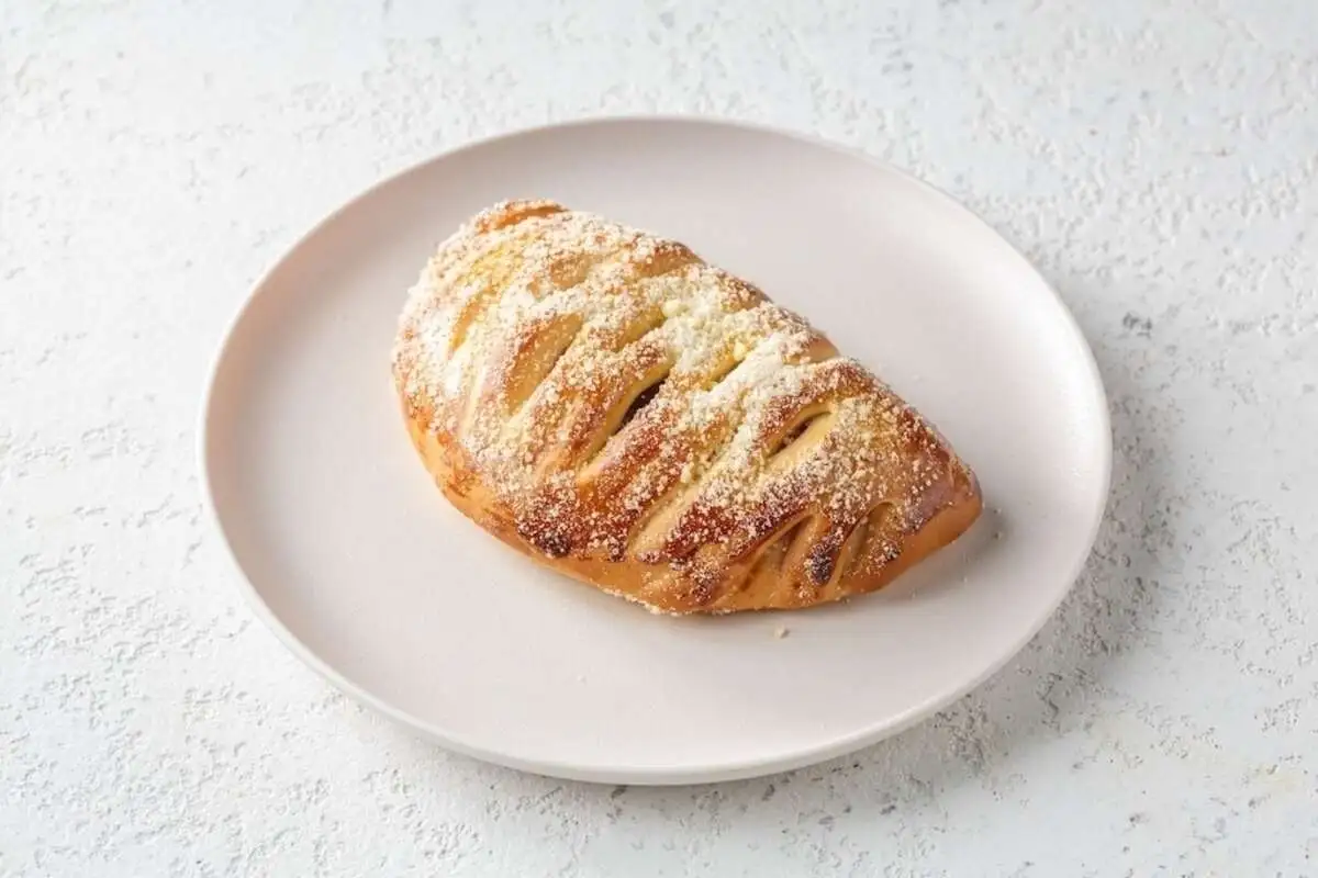 Булочка с вишней