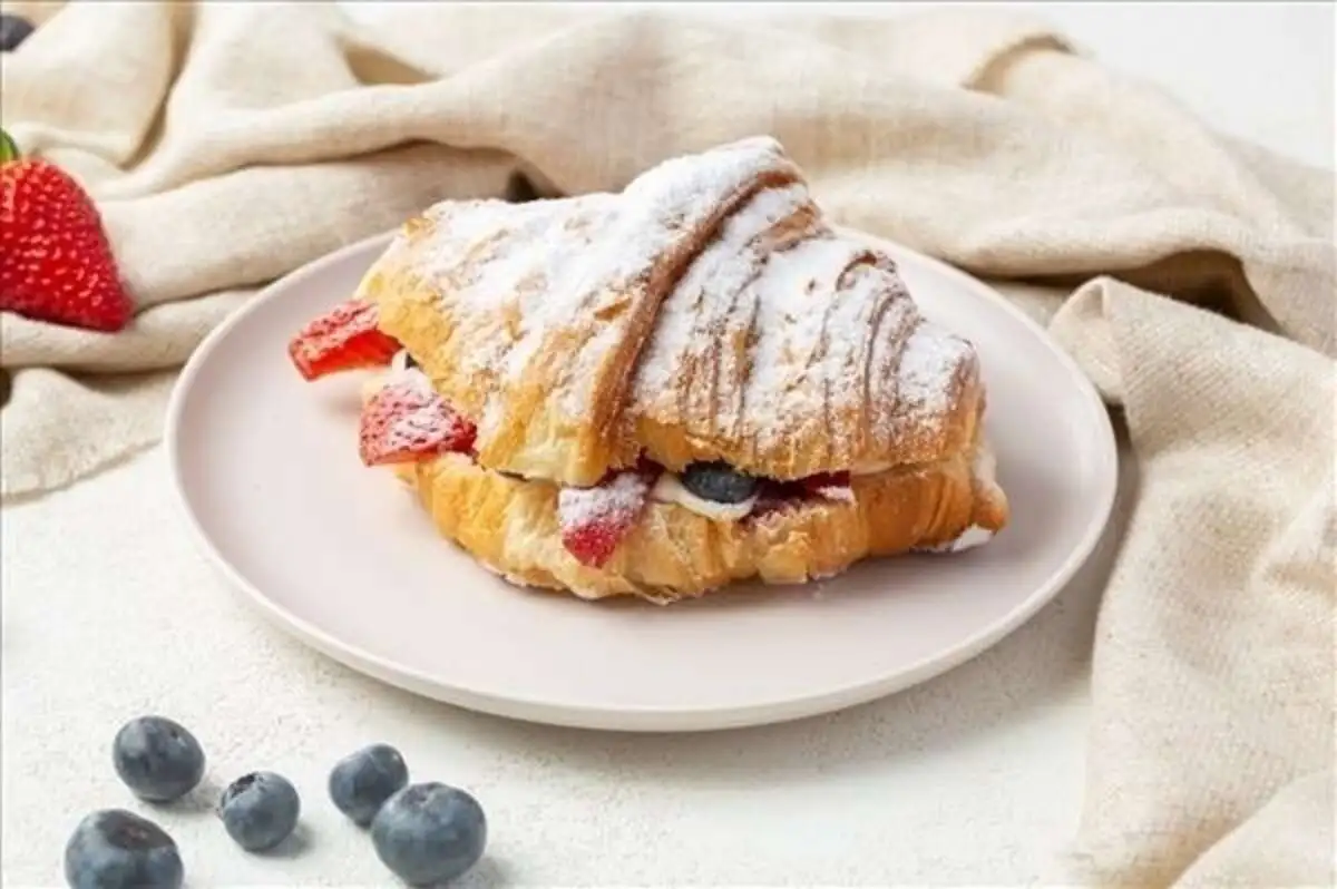 Круассан ягодный