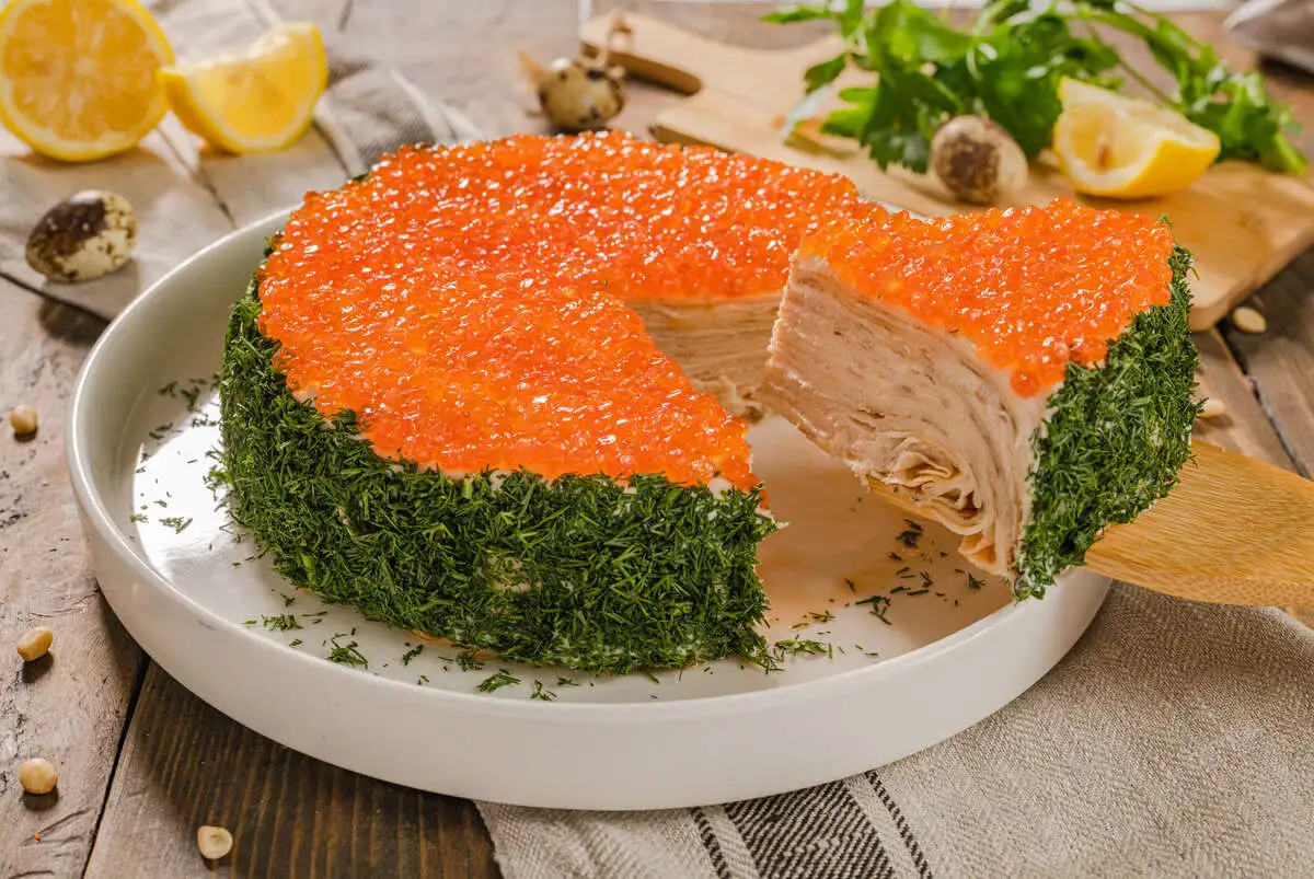 Торт с красной икрой и блинами