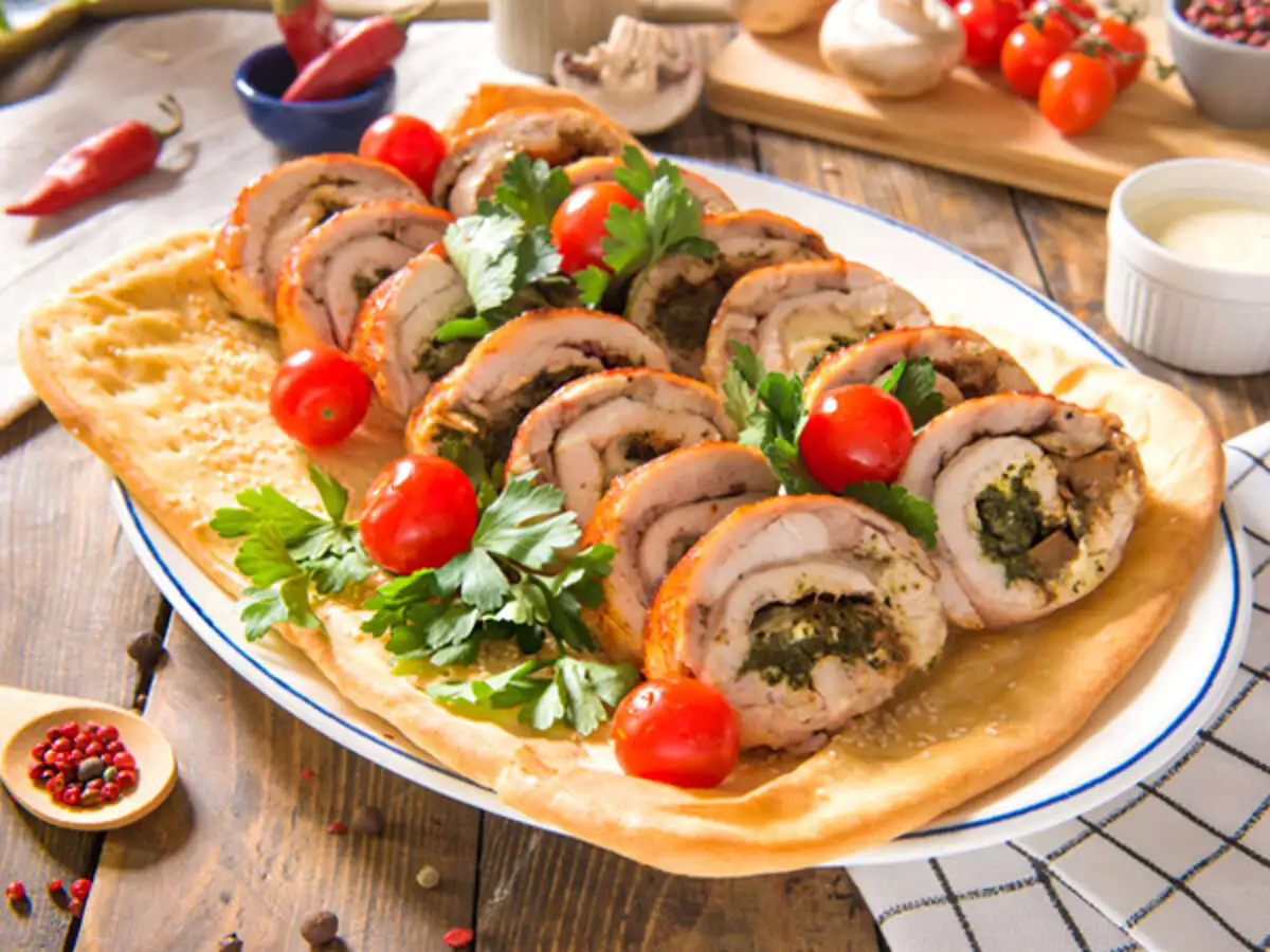 Рулет из курицы с белыми грибами