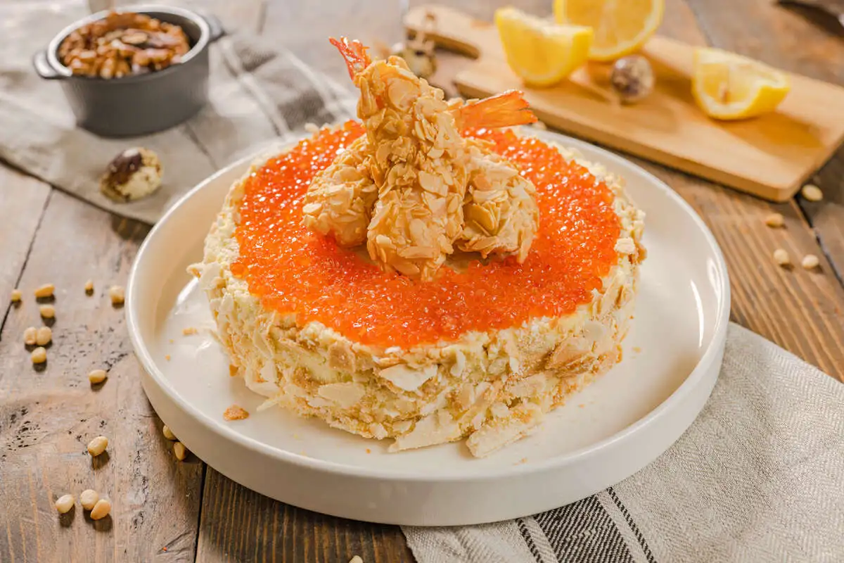 Наполеон с лососем, красной икрой и креветками