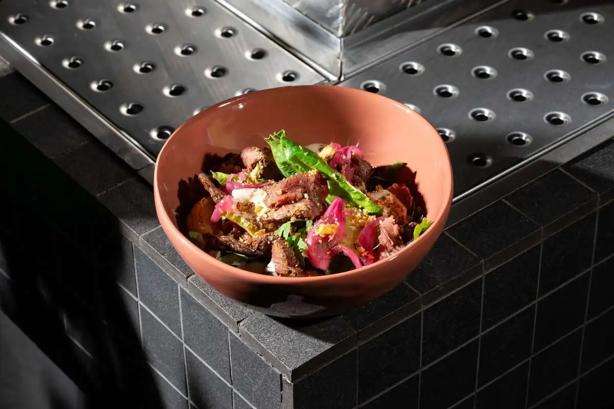 Салат с ростбифом, тонатто