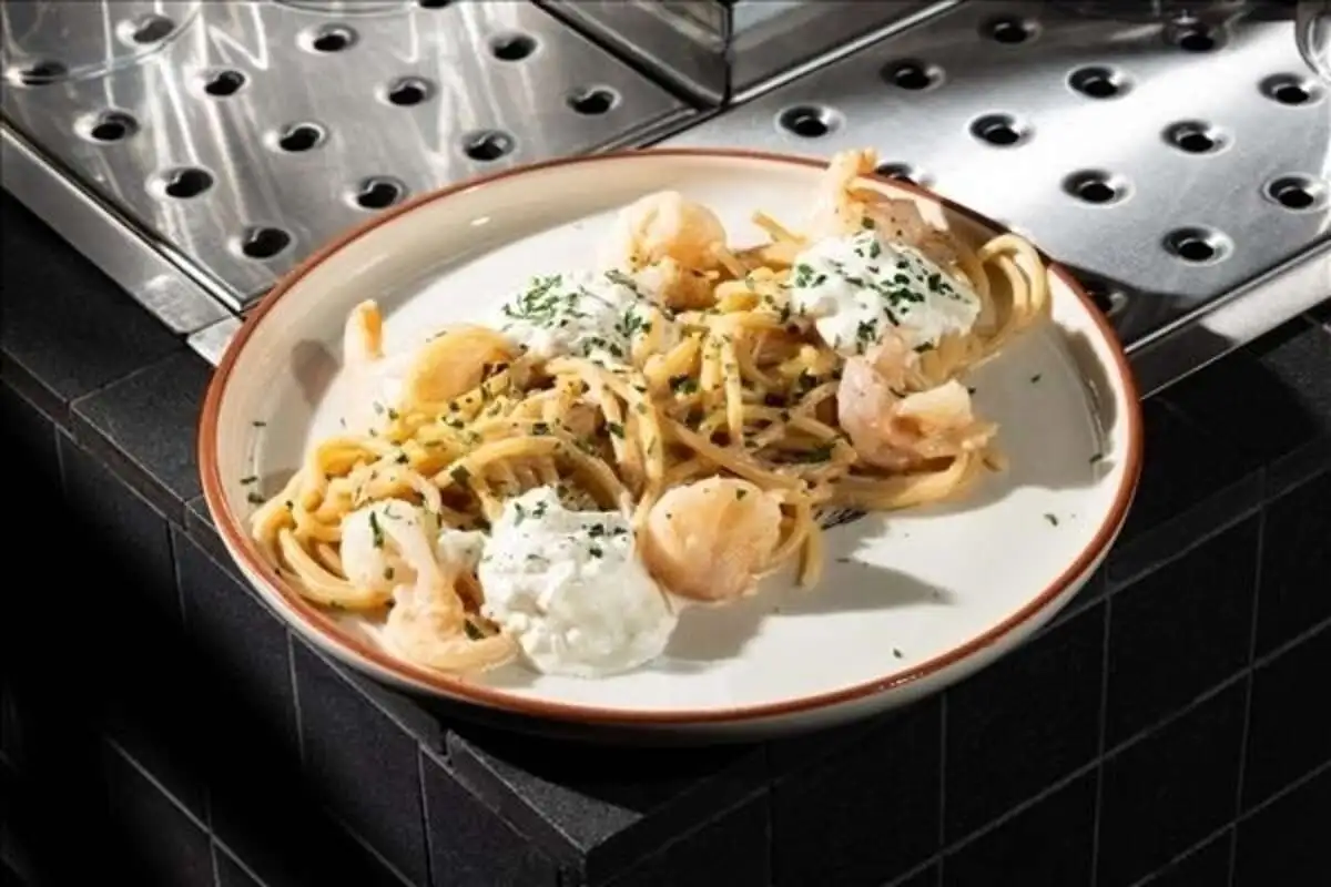 Спагетти, креветки, страчателла