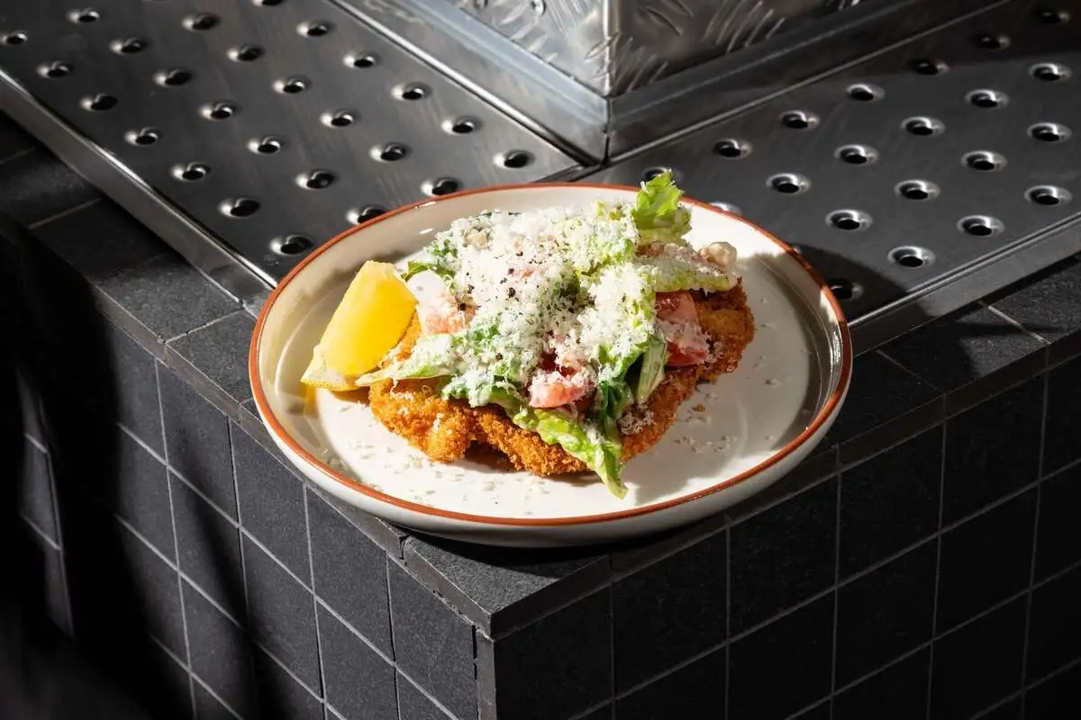 Куриный шницель, салат Цезарь