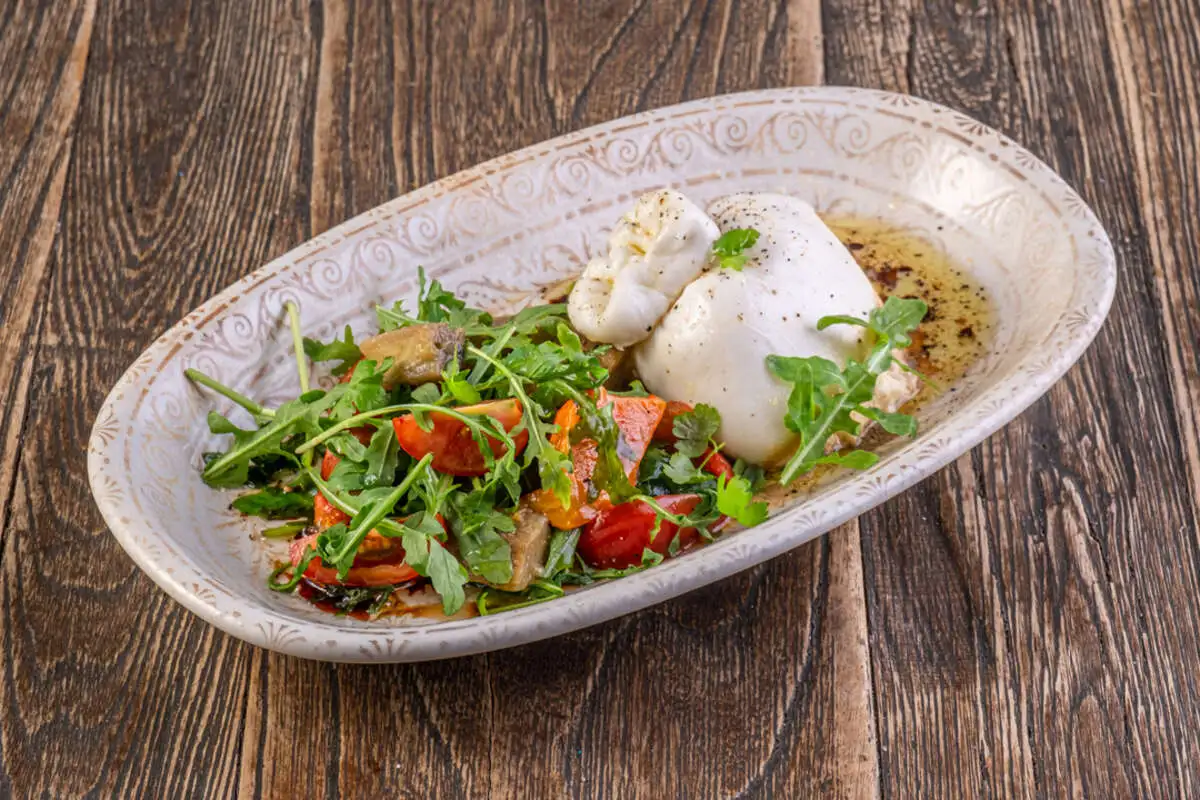 Буррата и печеные овощи