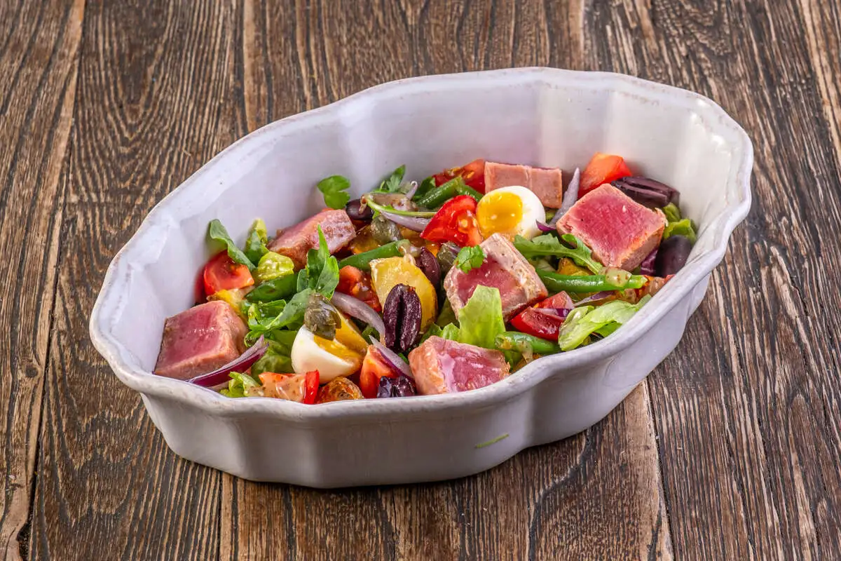 С тунцом, руколой и овощами