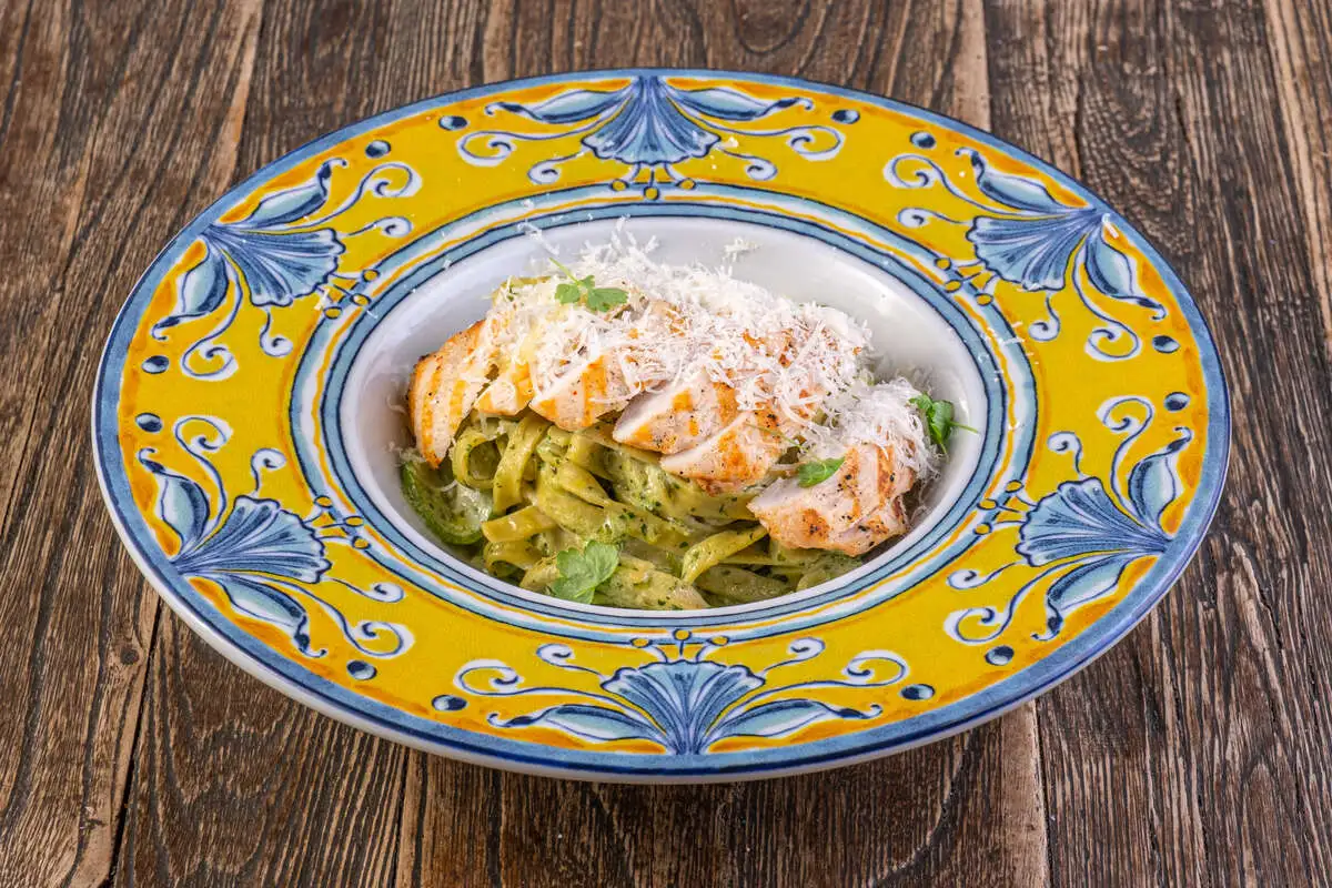 Феттучини с цыпленком и томатной сальсой