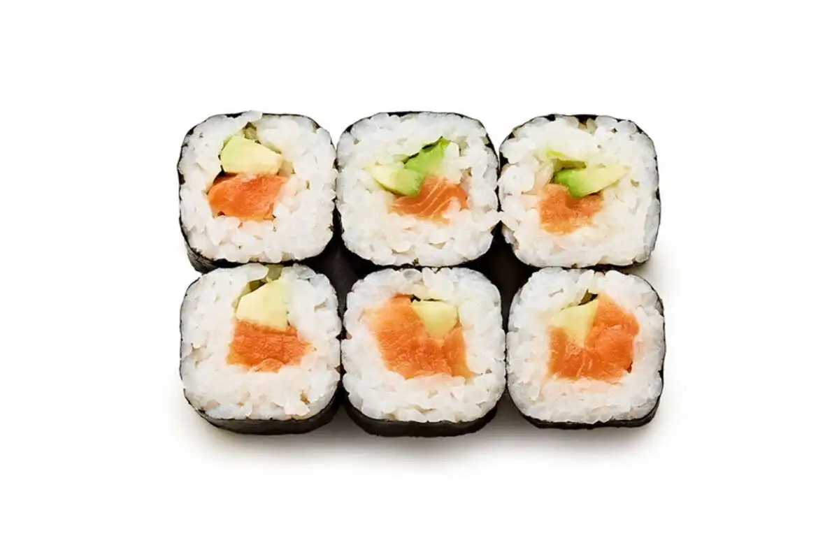 Ролл с лососем и авокадо