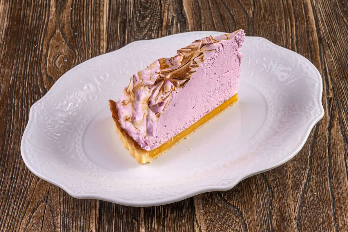 Лимонный тарт с гранатовой меренгой