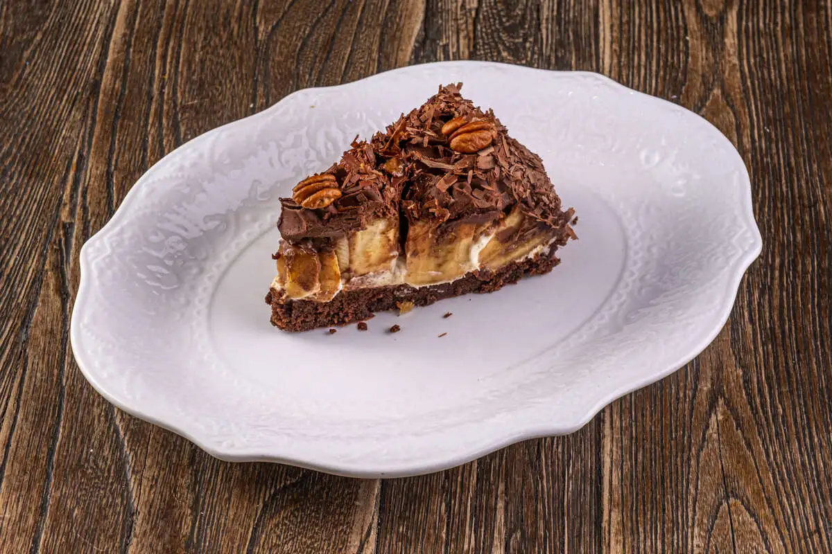 Брауни с бананом и орехом пекан