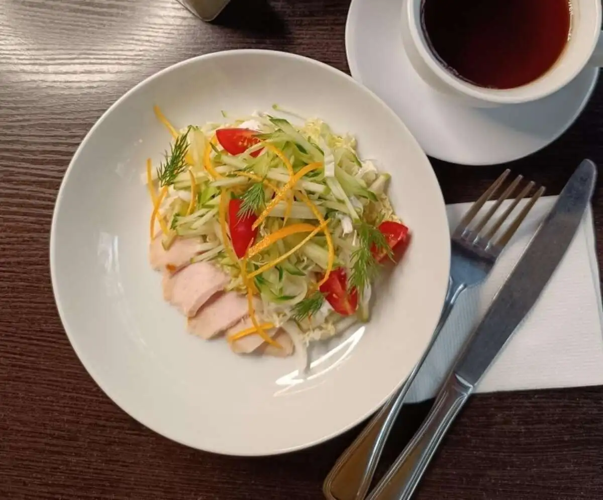 Салат с жареным цыпленком