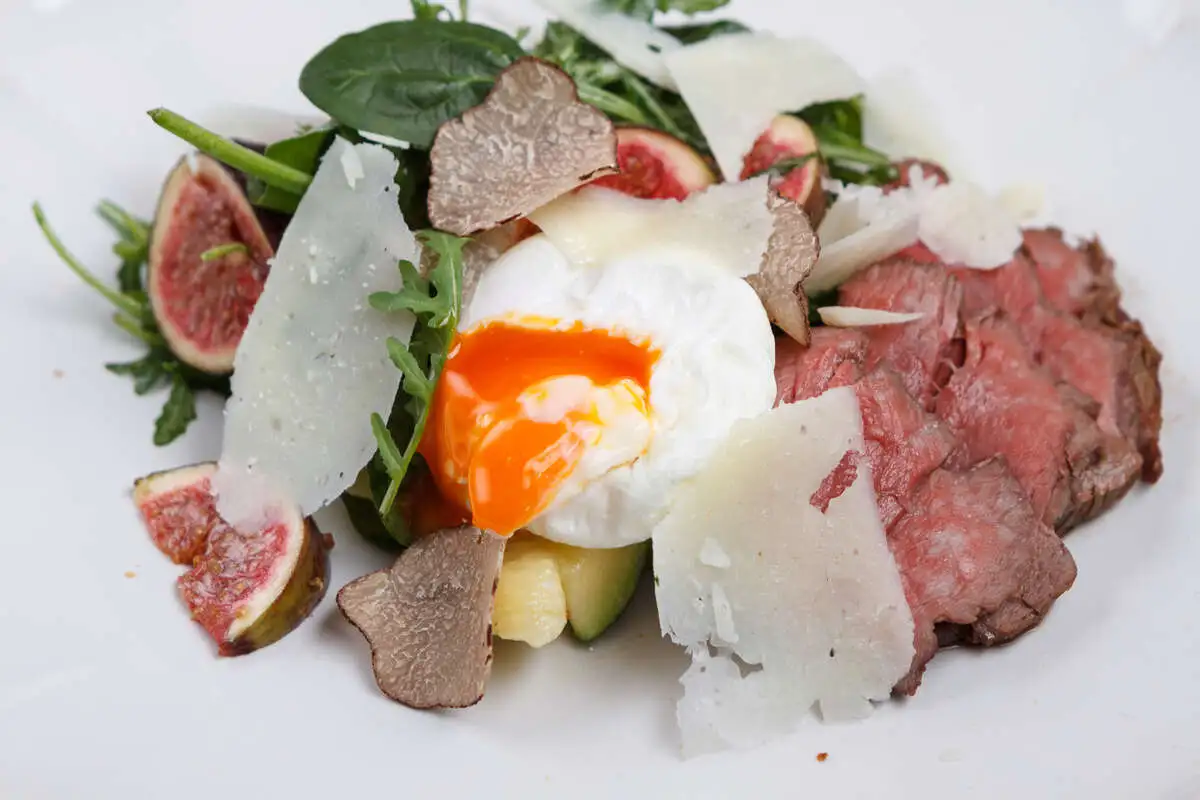 Салат с говяжьей вырезкой, яйцом пашот, пекорино и трюфелем