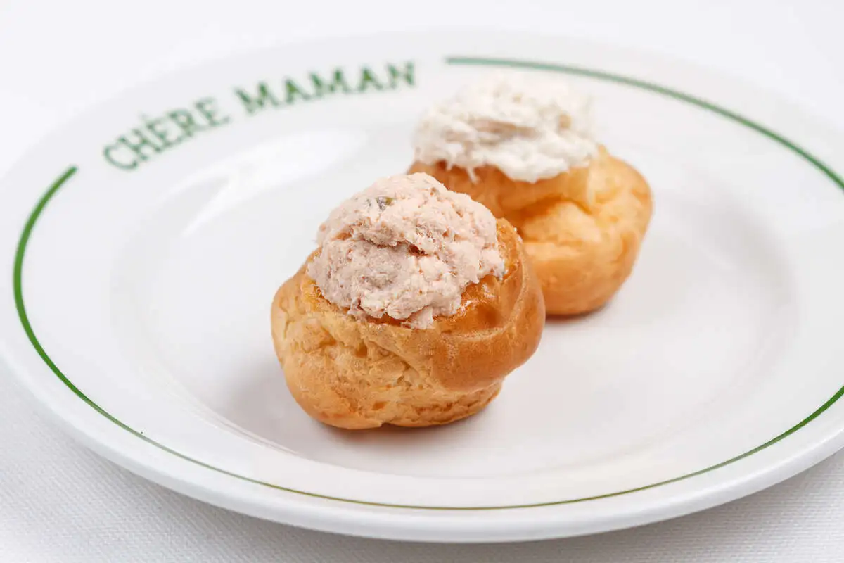 Пара гужеров - соленых профитролей с кремом из лосося и трески