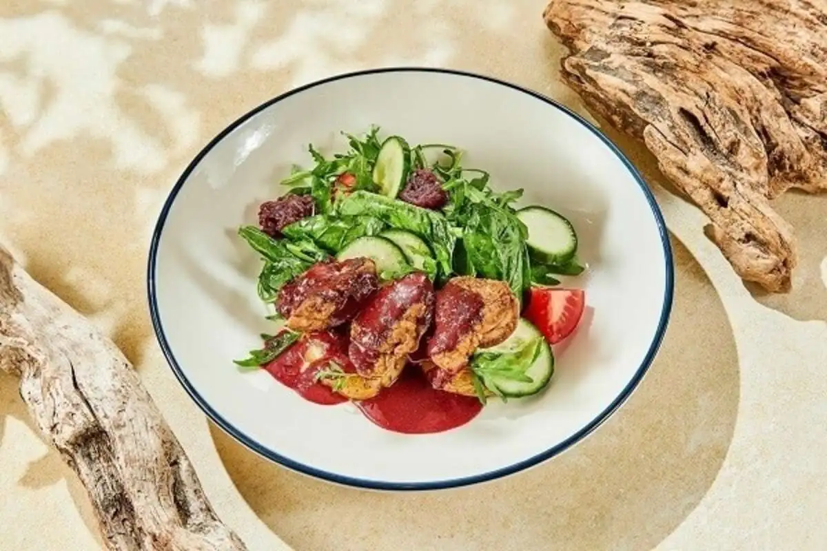 Салат с утиной печенью