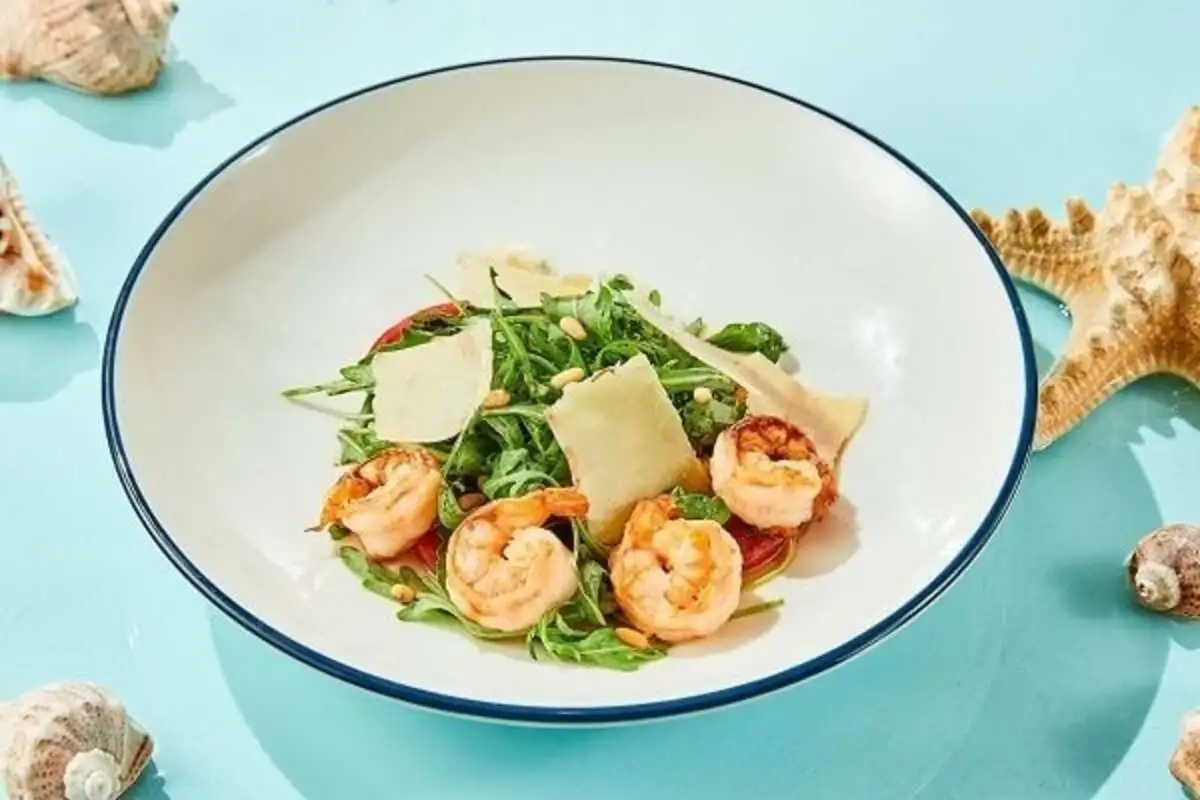 Салат с рукколой и креветками