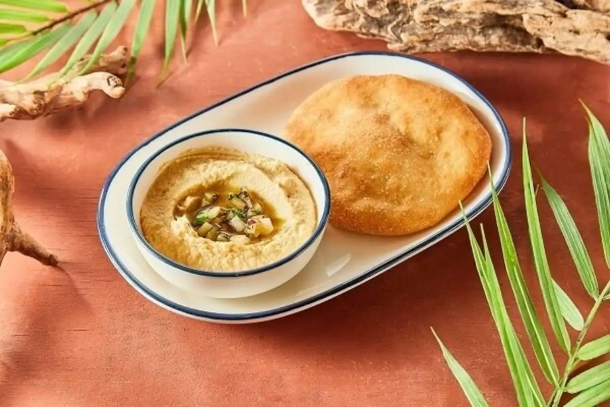 Хумус с соусом сальса