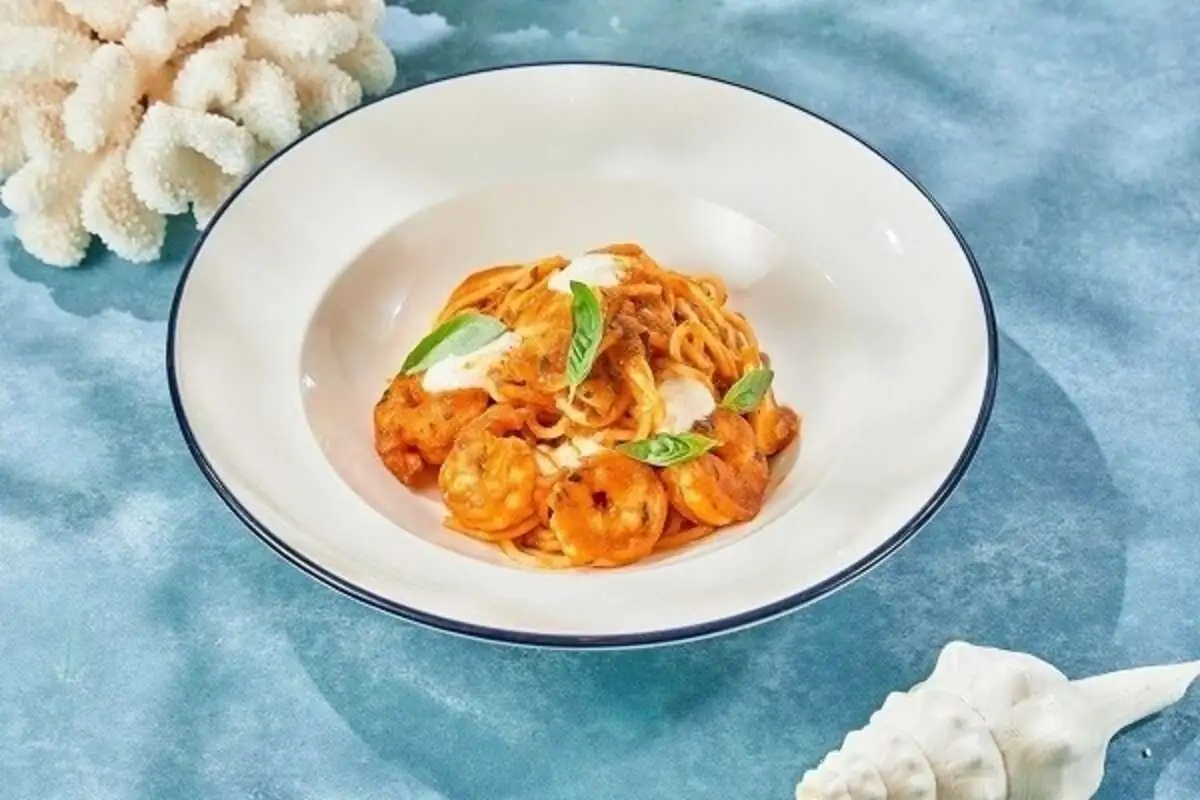 Спагетти с креветками и страчателлой