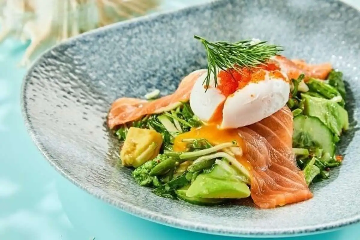 Зелёный салат с лососем и яйцом пашот