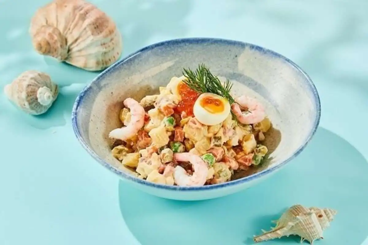 Оливье с ростбифом и магаданскими креветками