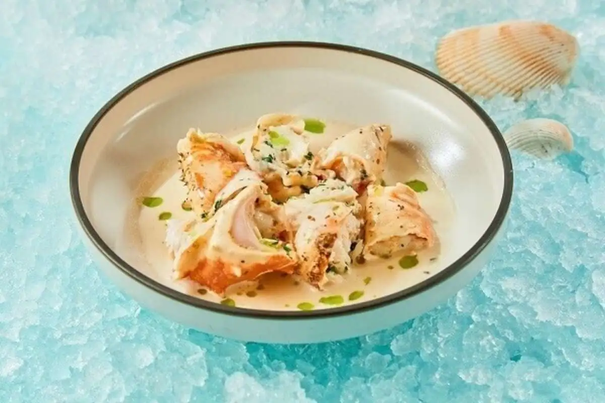 Ломанный краб в соусе из голубого сыра