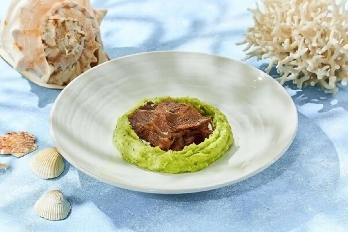 Щечки телячьи с картофельным пюре и соусом песто