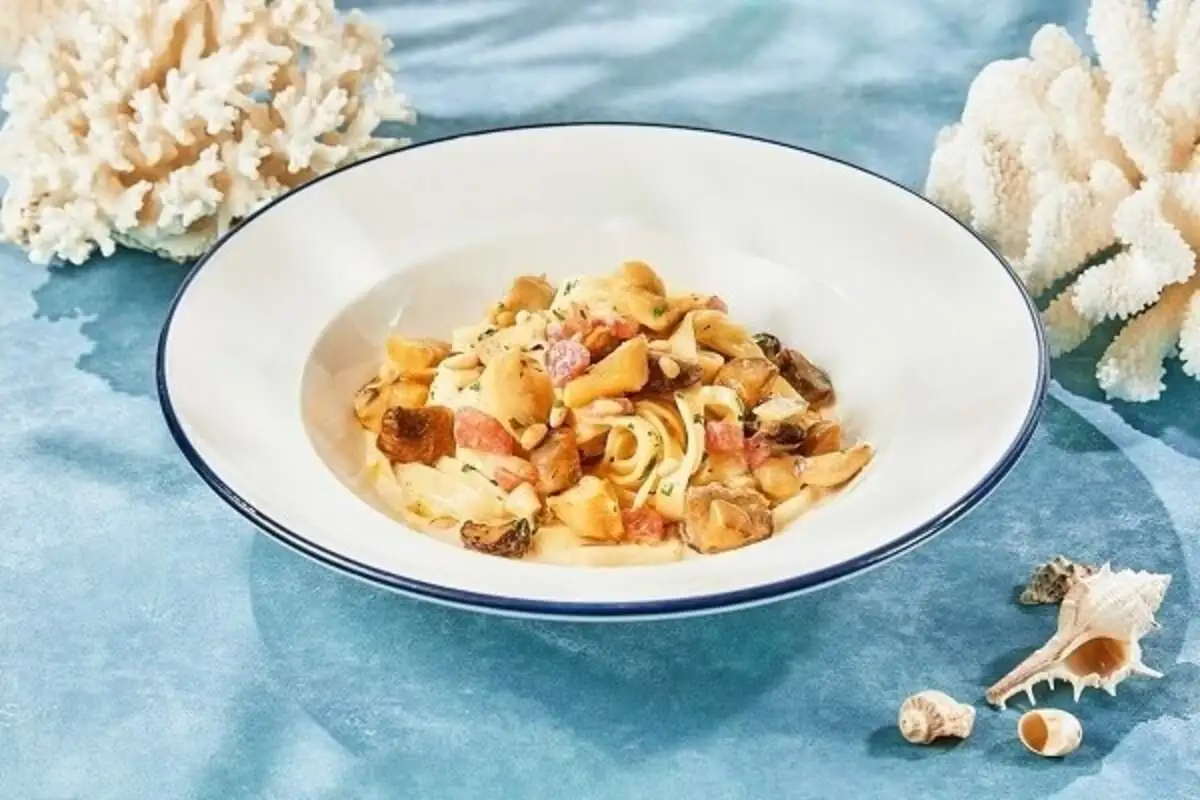 Фетучини с рапанами и белыми грибами