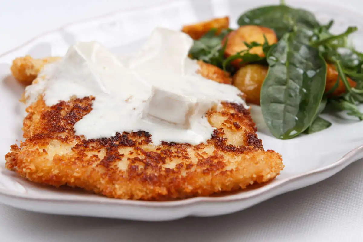 Шницель из куриного филе с плавленным камабером и зелёным салатом
