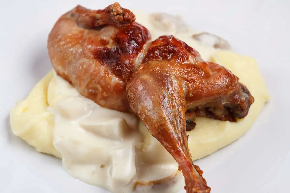 Цыплёнок, фаршированный с грибным жюльеном