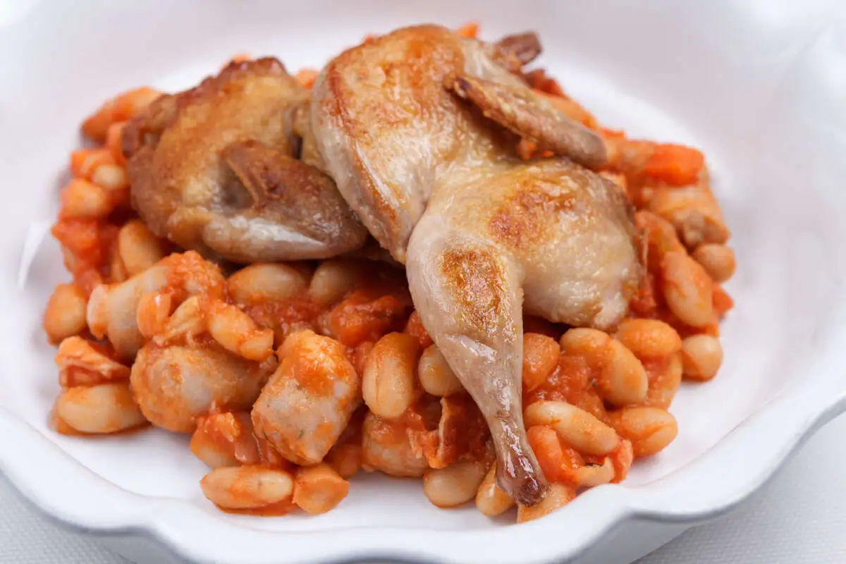 Кассуле из белой фасоли с перепёлкой и колбасками