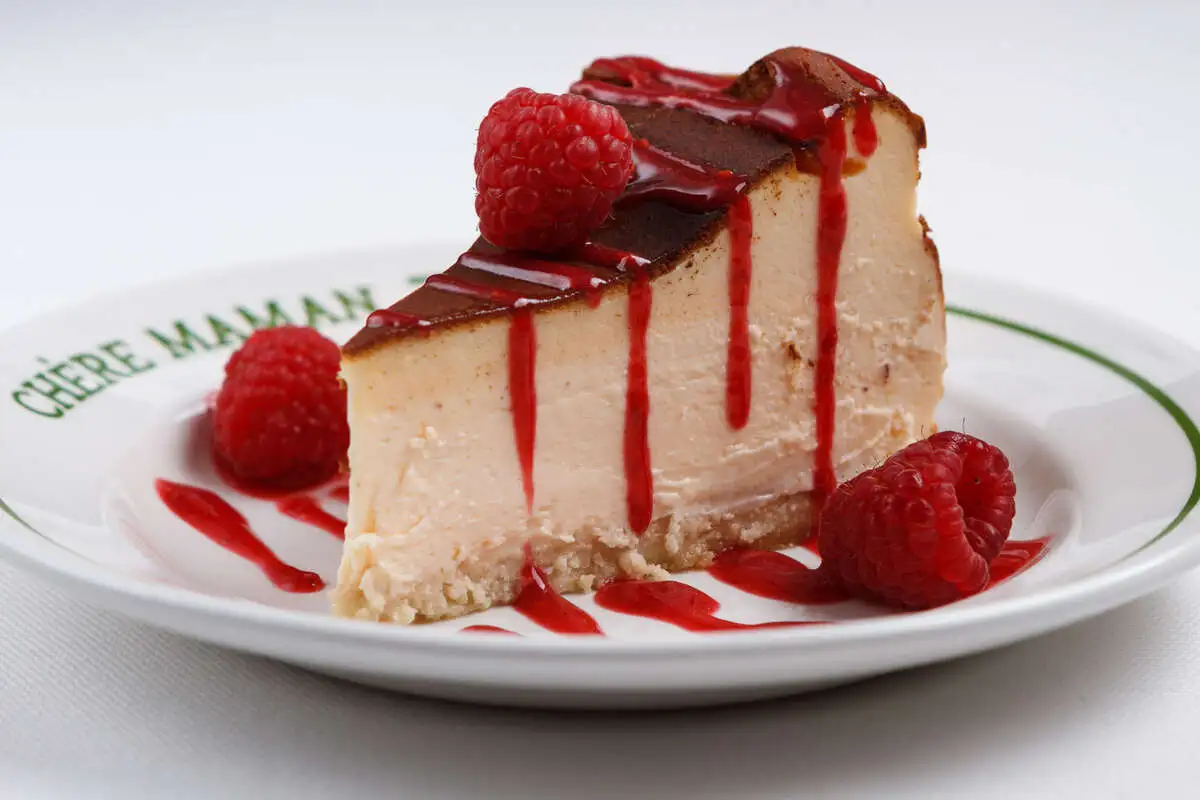 Чизкейк с малиновым соусом