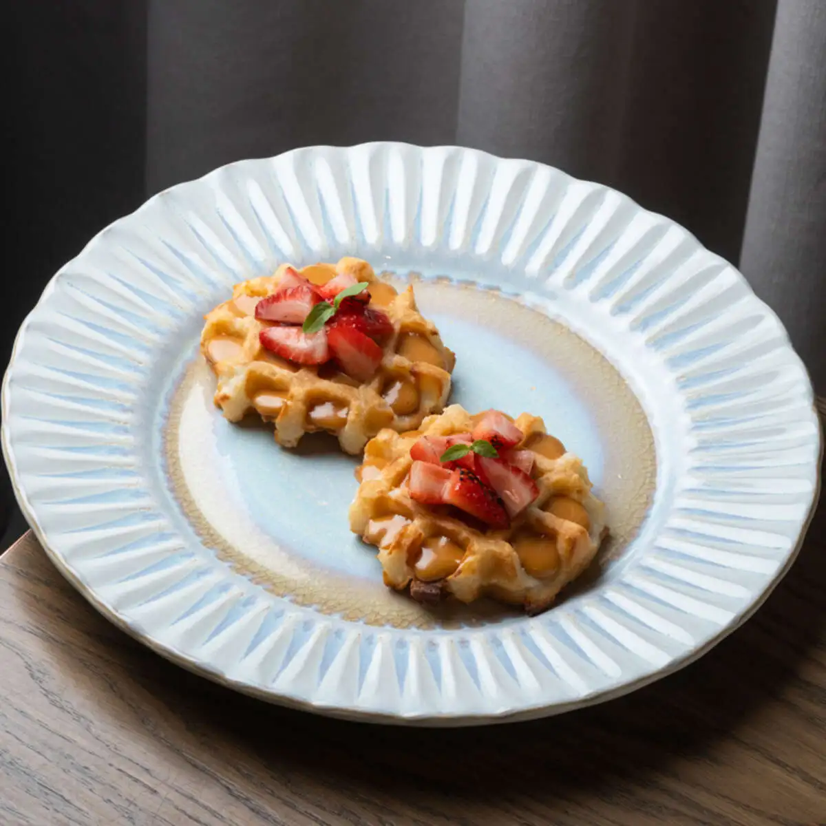 Творожные вафли с соусом из варёной сгущенки