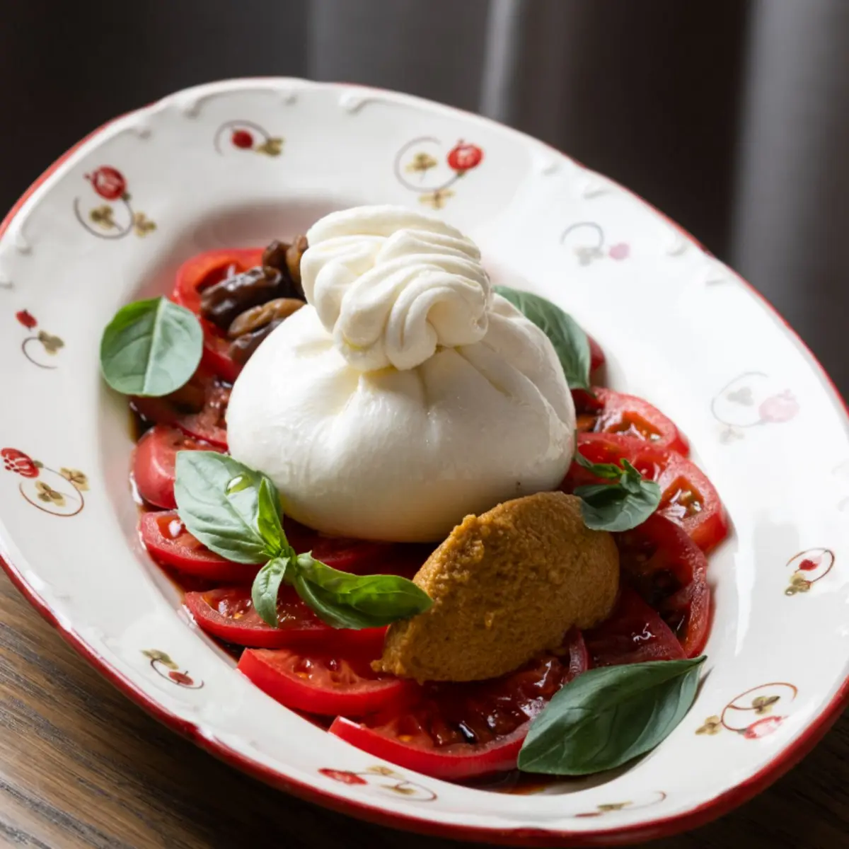 Буррата с томатами