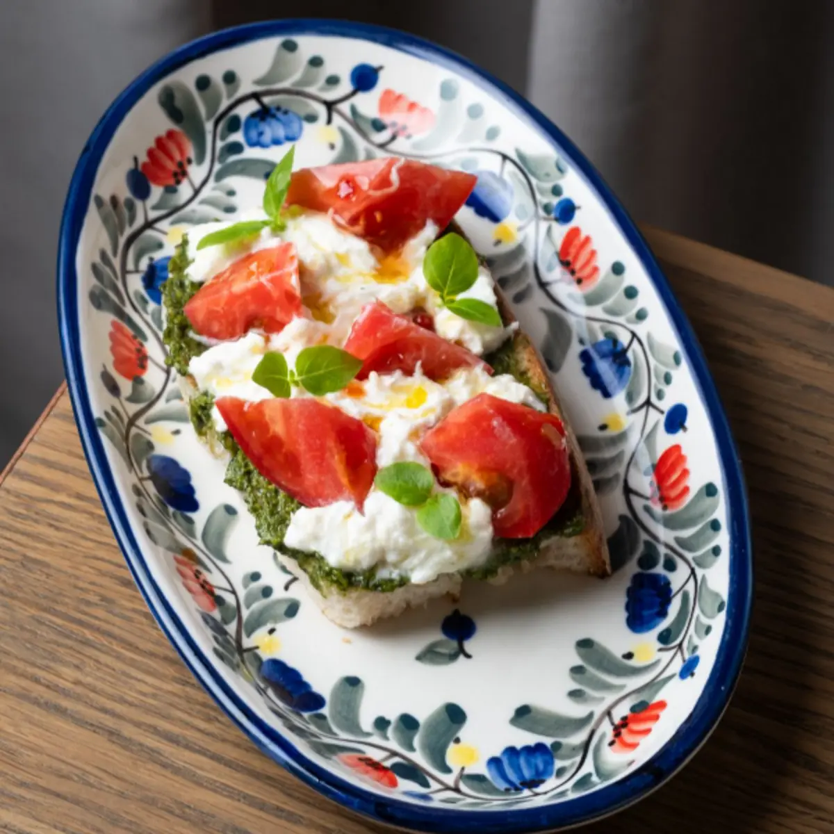 Брускетта со страчателлой и томатами