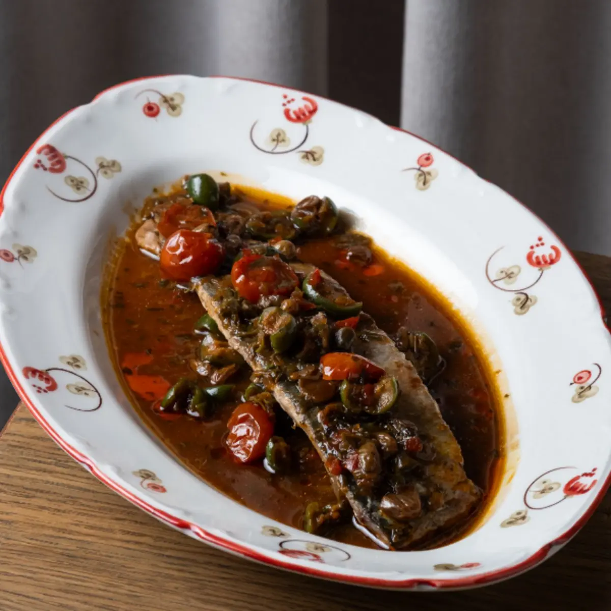 Макрель с соусом из оливок