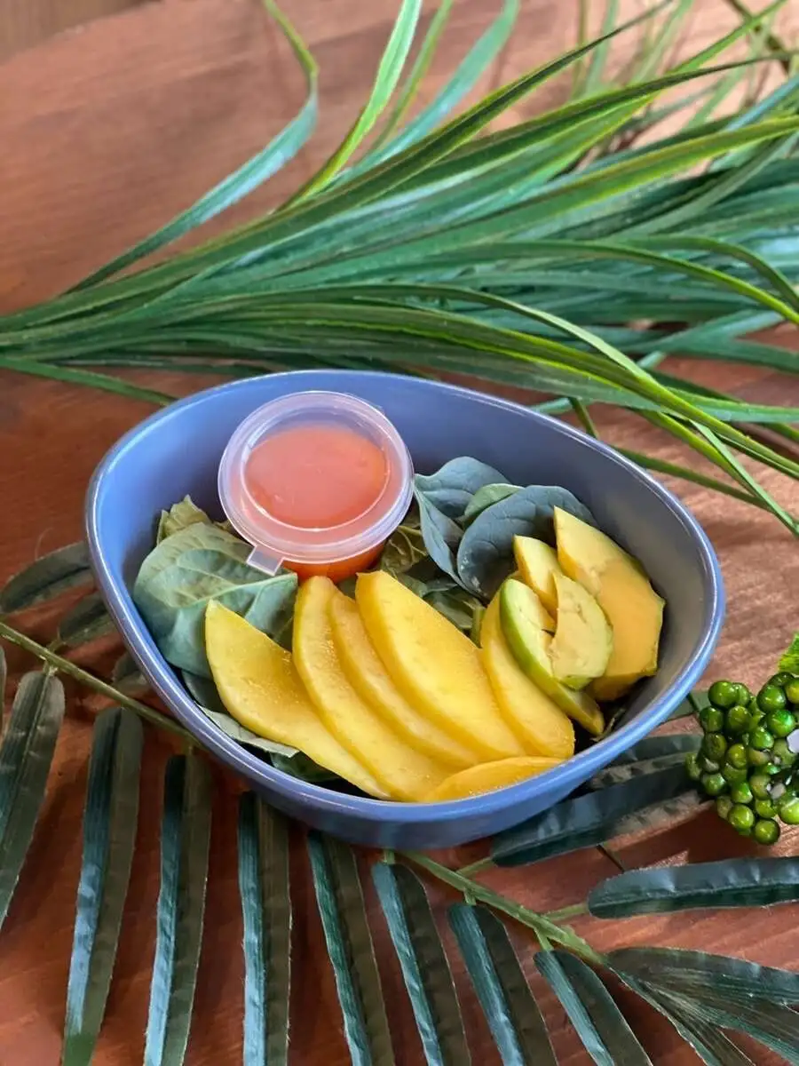 Салат из шпината с манго