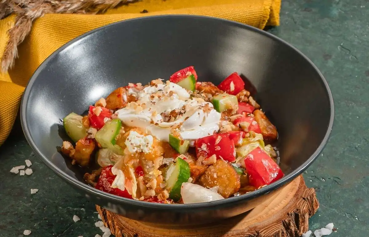 Салат с баклажанами и страчателлой