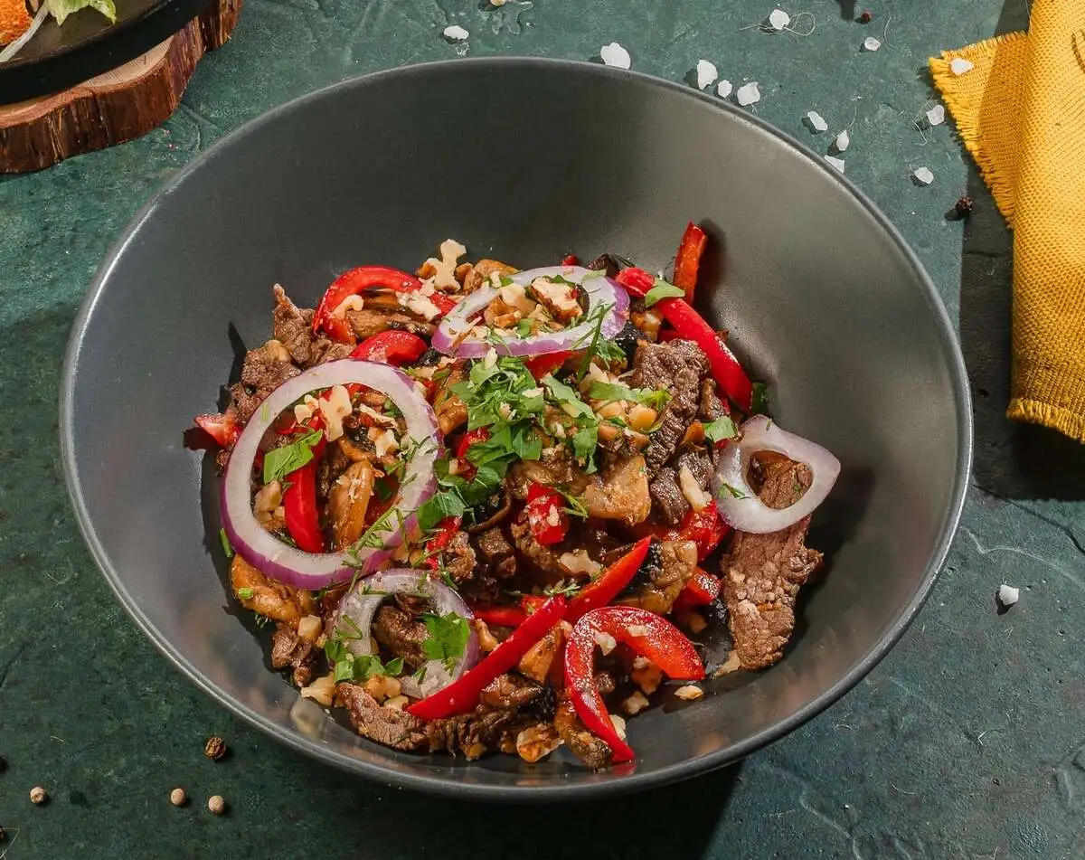 Салат с говядиной и жареными шампиньонами