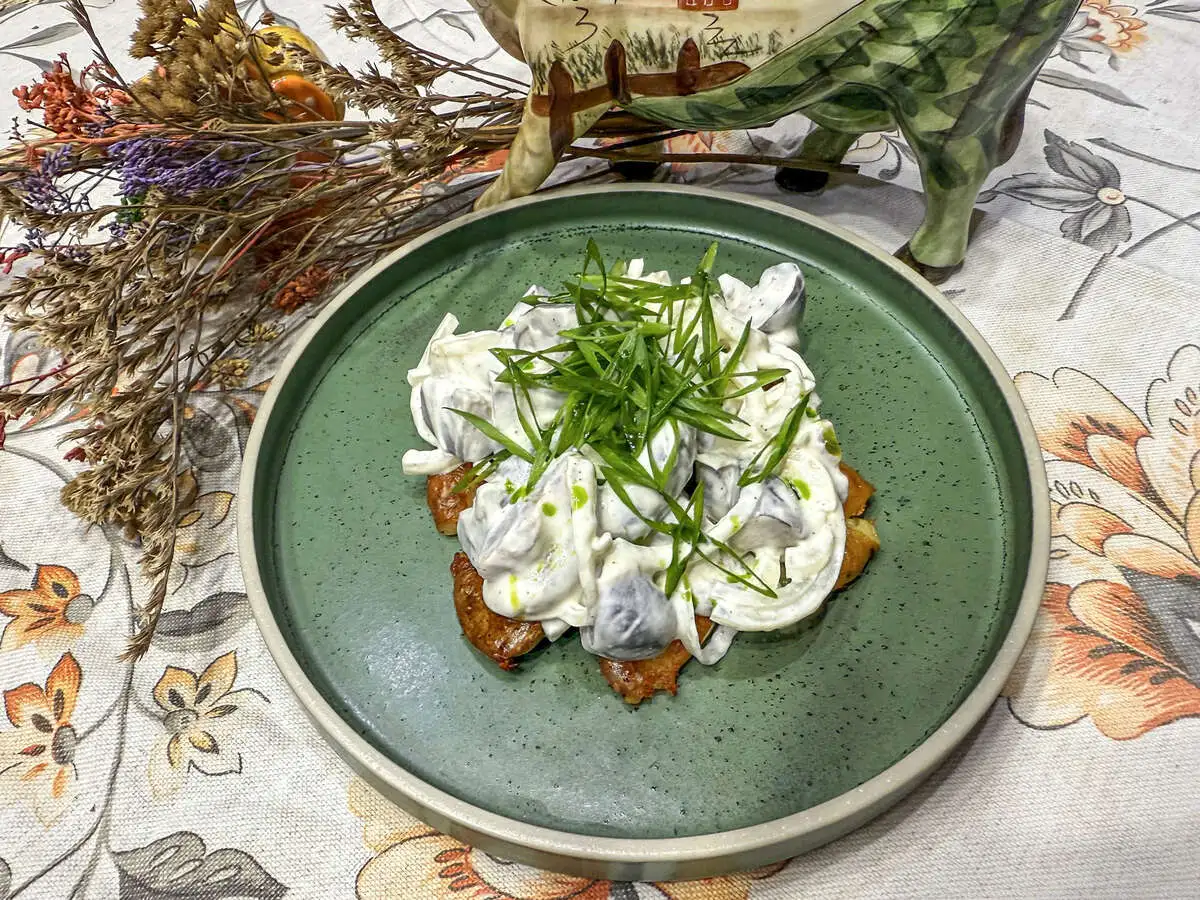 Соленые грузди с картофельными пяточками и сметаной