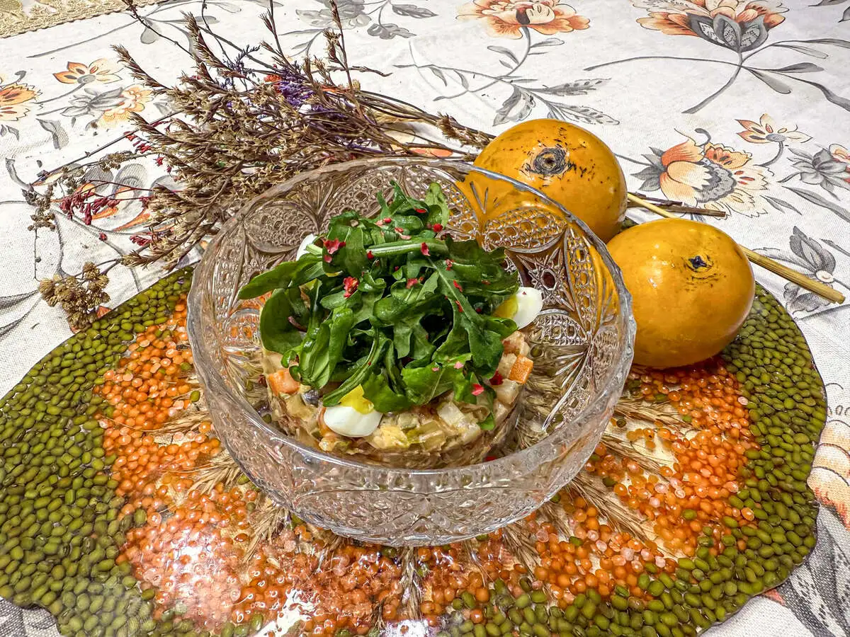 Оливье с рваной свининой и соусом 1000 островов