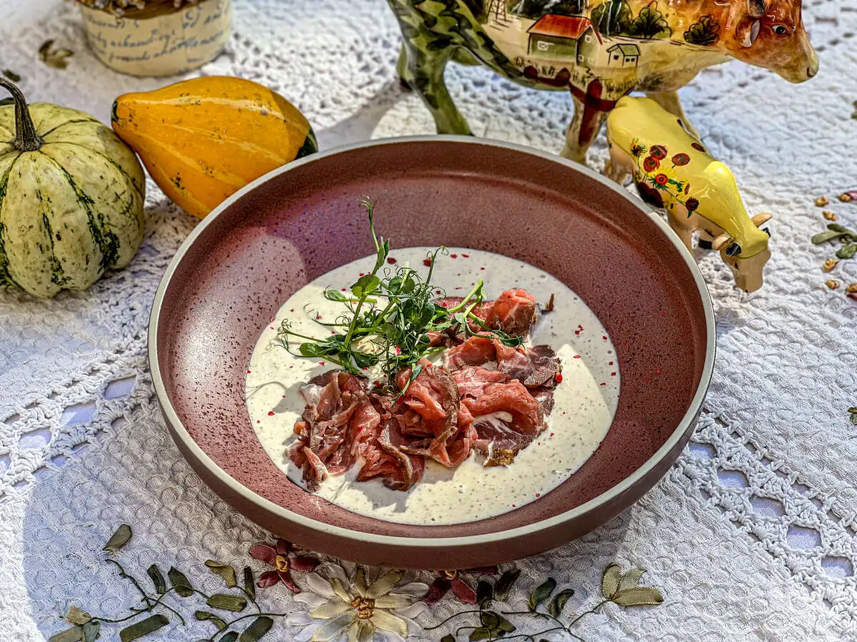 Вителло тоннато с нежным ростбифом