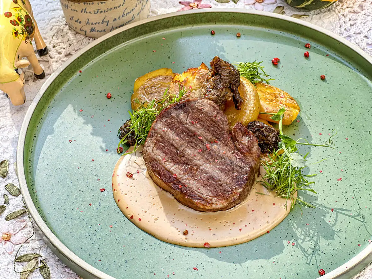 Нежный ростбиф с картофельными пяточками и сморчками