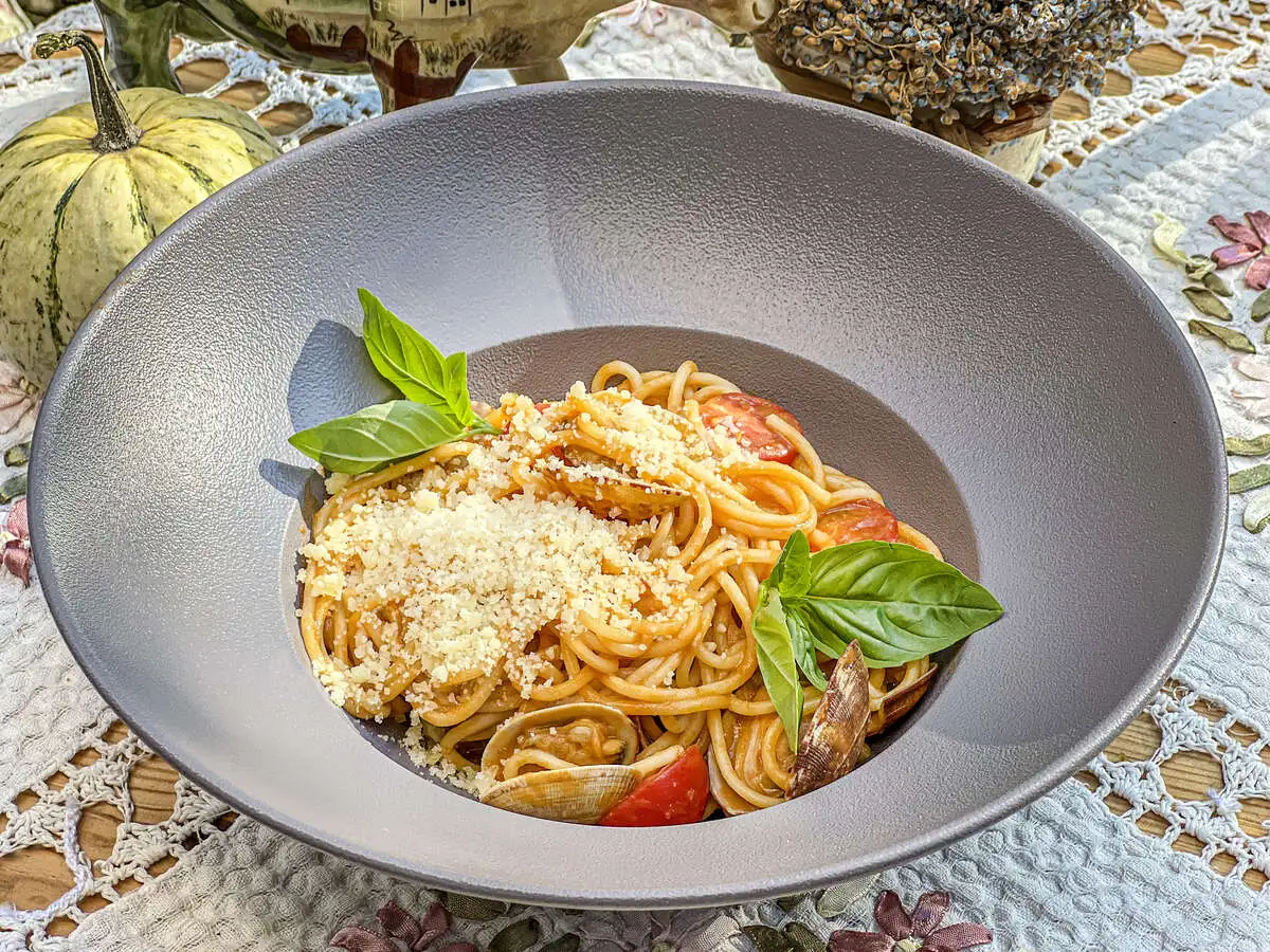 Паста с вонголе и черри