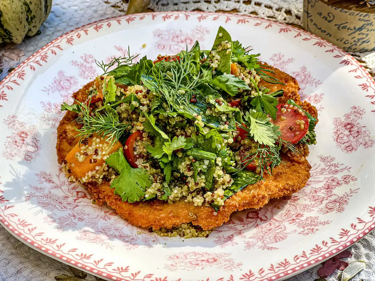 Хрустящий шницель из куриного филе с салатом