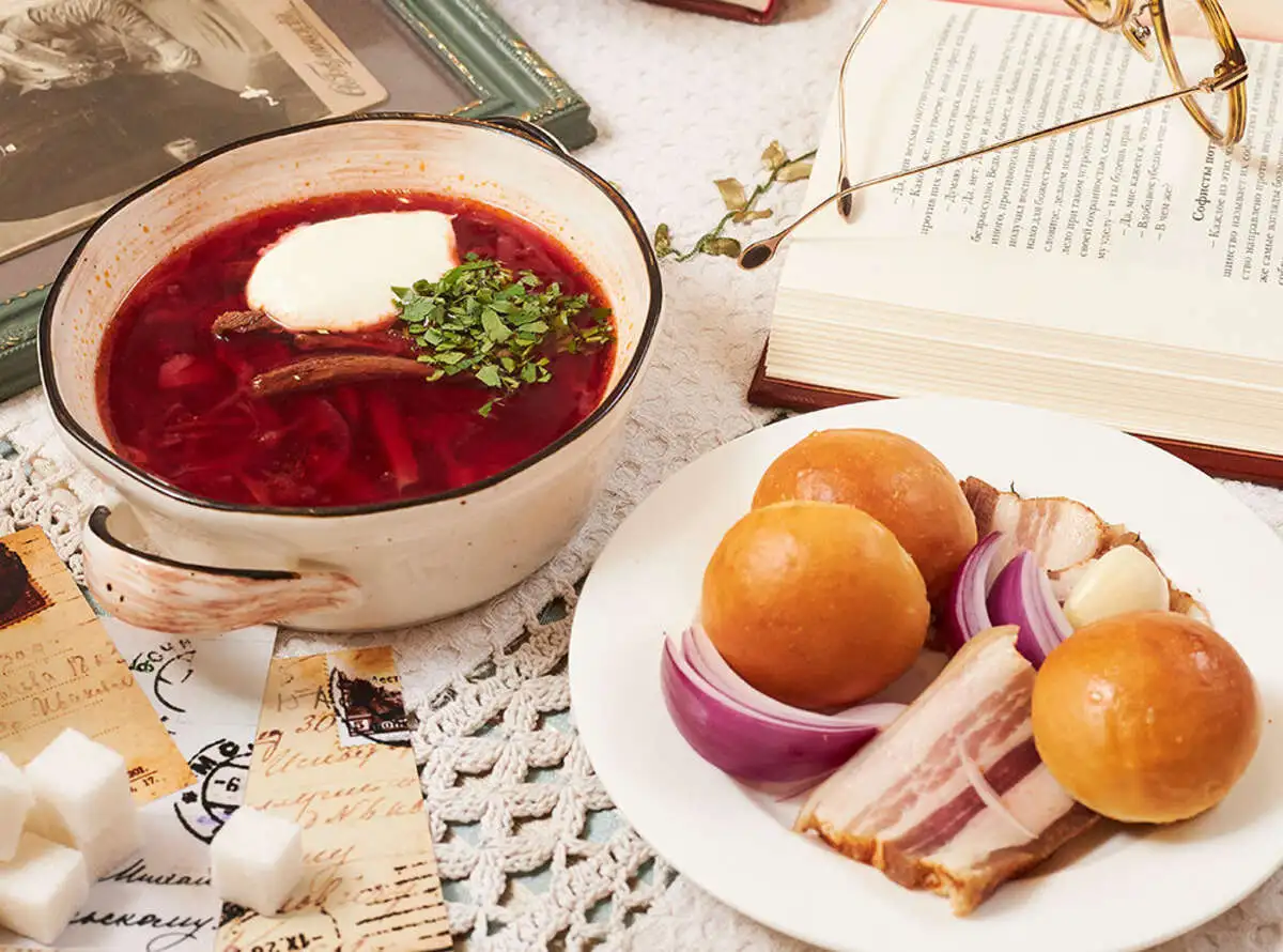 Борщ с говяжьей грудинкой, с деревенской сметаной, домашним салом и чесночными пампушками