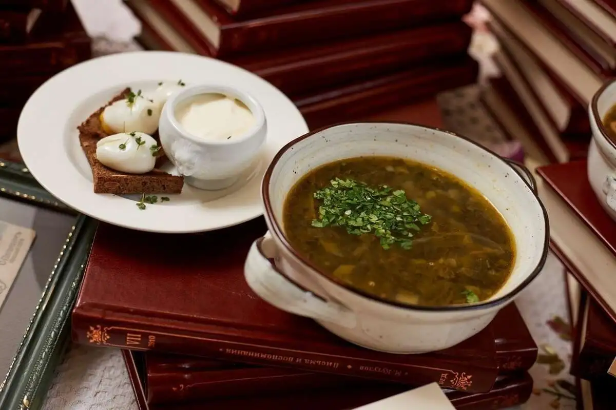 Зеленый борщ с телятиной, со сметаной, ржаными гренками и перепелиными яйцами