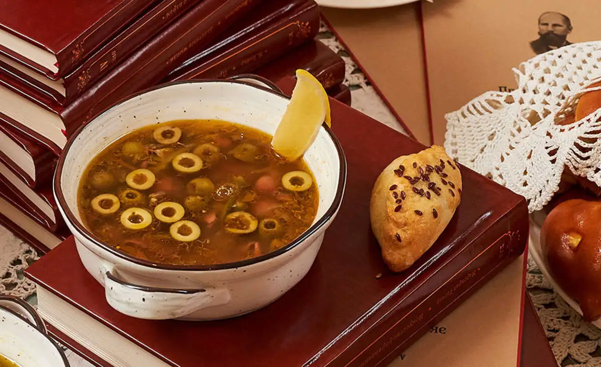 Солянка домашняя с телятиной, копчеными колбасками, говяжьим языком